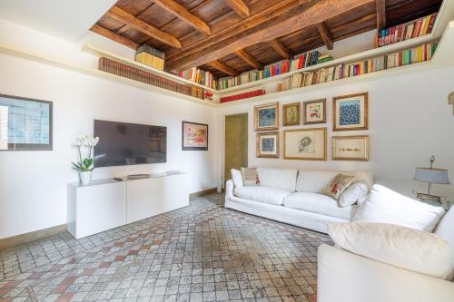 NOSTROMONDO Prestigious 2 bedrooms Domus in Forum Area, Roma