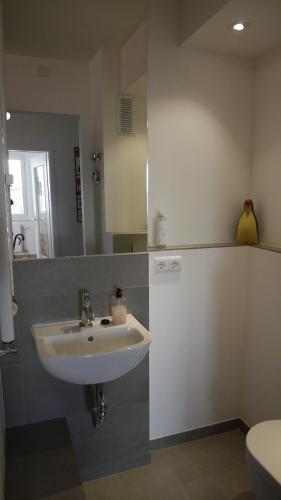 Ruhiges Zimmer in Nähe Kurfürstendamm mit eigener Regendusche, Berlino (foto 6)