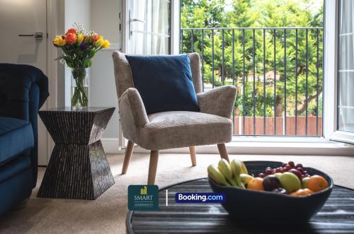 2 Bedroom Apartments By Smart Apartments Short Lets & Serviced Accommodation Apartment Southampton With Free WiFi - image 4