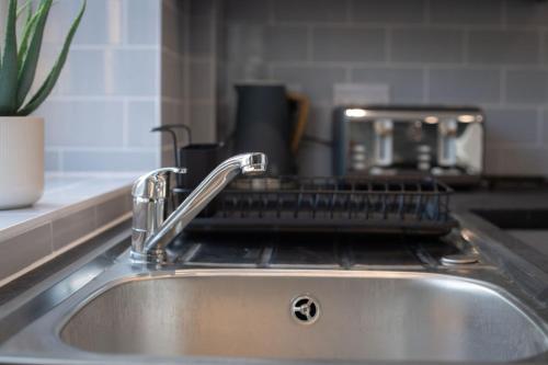 ห้องครัว, Modern 3-Bed Home-Liverpool Stay in ครอสบี