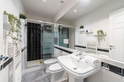 Three-Bedroom Apartment with Balcony image 9