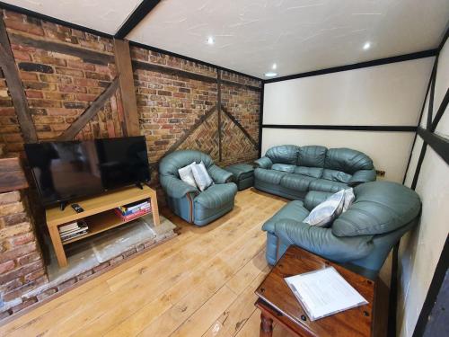 6 Solent Reach Mews in Lymington Town