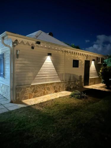 Näkymä ulkoa, Villa spacieuse avec piscine à Saint-Pierre (Villa spacieuse avec piscine a Saint-Pierre) in Saint-Pierre