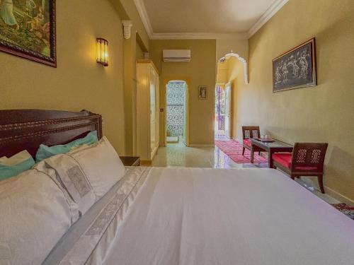 LE BLEU HOUSE LE BLEU HOUSE