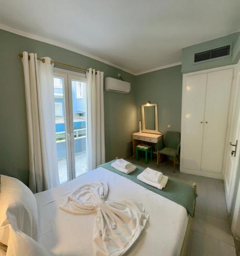 Hotel Lenox – Pythagorion, WY