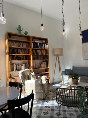 Belle suite au coeur de ville ,petit dejeuner, jardin et bassin in La Lironde