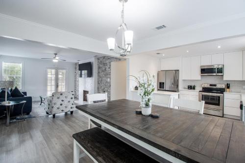 Coastal Escape: Sleek King Suite on Half Acre in Gulfport, USA