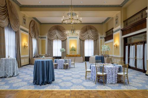 Francis Marion Hotel near Edmondston-Alston Ház