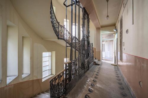 Two Apartments at Theatre - image 5