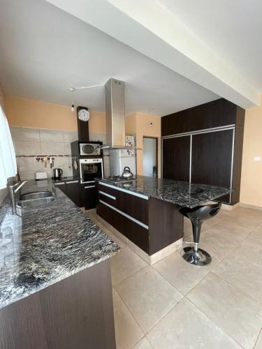 Casa familiar 2 pisos con amplio patio- 6 personas in Barrio Bajo la Vina