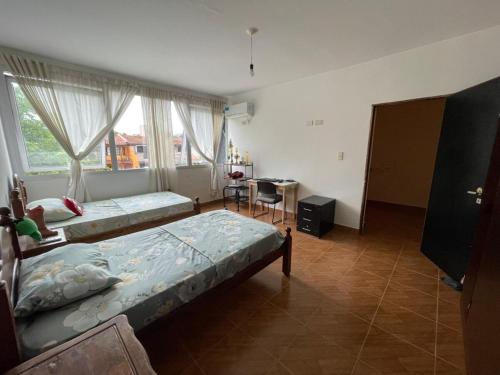 Casa familiar 2 pisos con amplio patio- 6 personas in Barrio Bajo la Vina