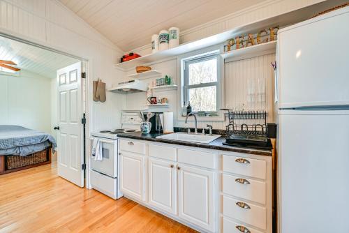 Waterfront Nolin Lake Gem: Guest House & Balcony in Clarkson (KY)