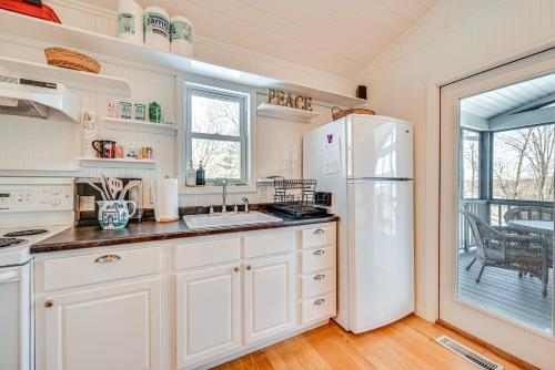 Waterfront Nolin Lake Gem: Guest House & Balcony in Clarkson (KY)