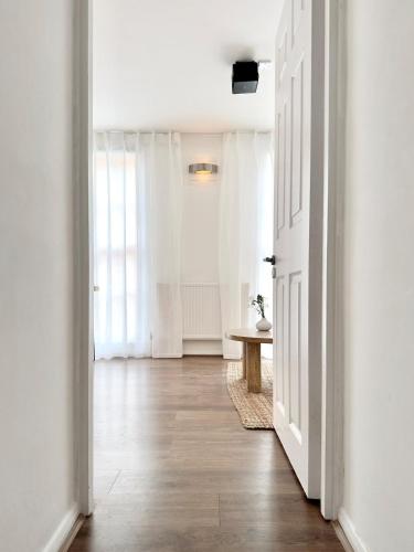 Chic Marble Arch with 100 inch Cinema & Premium Mattress, by The Design Traveller, Londyn (zdjęcie 5)