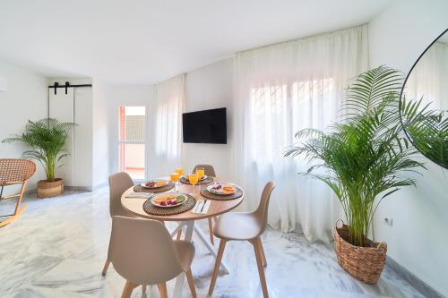 Modern City Centre Apartment w/ Terrace & Fast WIFI, Málaga (photo 3)