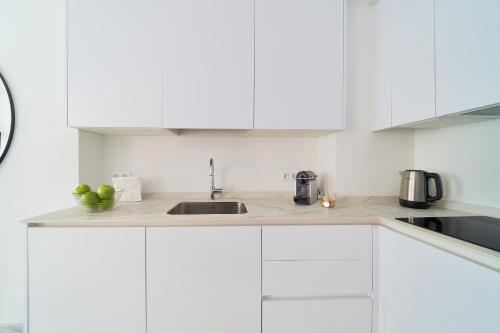 Modern City Centre Apartment w/ Terrace & Fast WIFI, Málaga (photo 7)