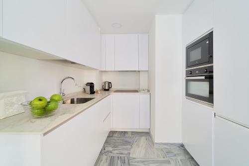 Modern City Centre Apartment w/ Terrace & Fast WIFI, Málaga (photo 8)
