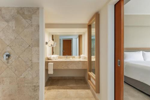 Villa Master Suite image 6