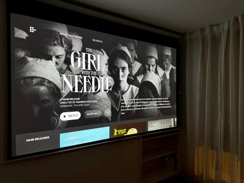 Chic Marble Arch with 100 inch Cinema & Premium Mattress, by The Design Traveller, Londyn (zdjęcie 3)