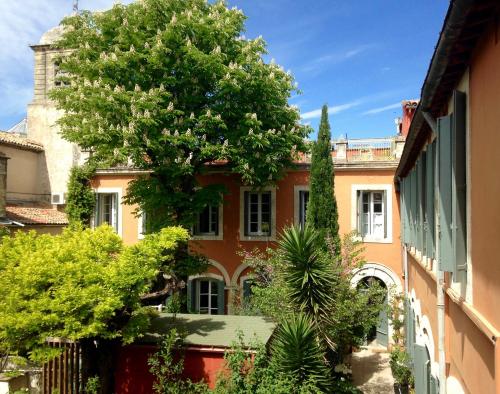 Belle suite au coeur de ville ,petit dejeuner, jardin et bassin in La Lironde