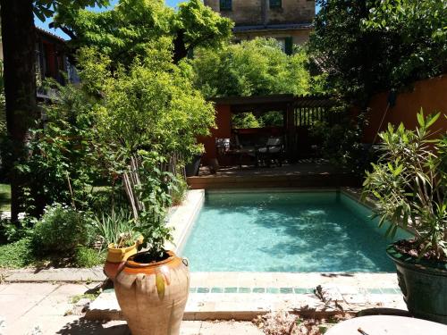Belle suite au coeur de ville ,petit dejeuner, jardin et bassin in La Lironde