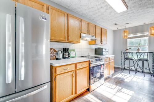 Knoxville Home with Sunroom about 9 Mi to Downtown! in Knoxville, USA