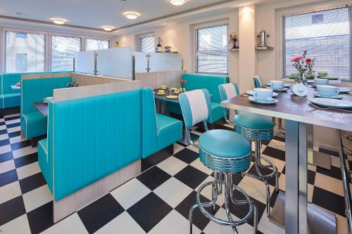 Restaurant, Bernstein Hotel "50`s Seaside Motel" in Busum