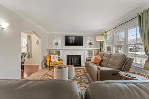 5 Mins to UND - Cozy 4BD with BBQ & Pool Table