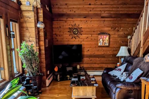 Rustic Retreat Escape in Candia, USA