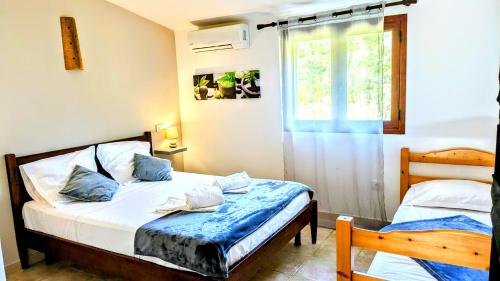1 double bed, 1 twin bed