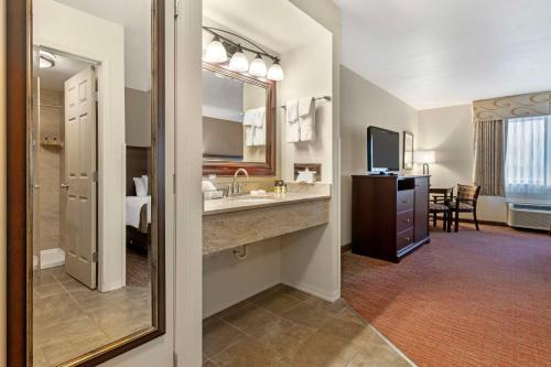 Best Western Plus Concord Inn - image 11