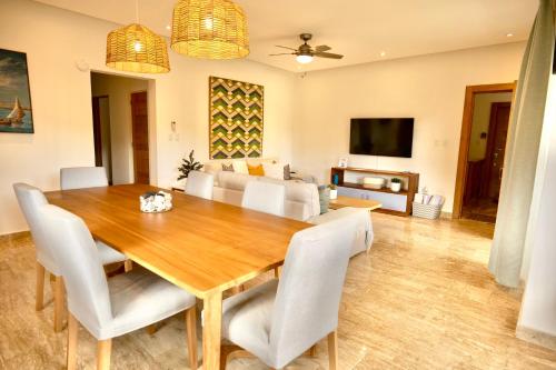 ห้องส่วนกลางสำหรับนั่งเล่น/ดูทีวี, JardinesDelMontSerrat-LasTerrenas-NearBeach Cozy 2BR-3BDS-6PAX-WiFi in กาโนเซโก