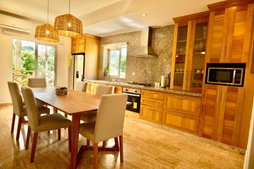 ห้องครัว, JardinesDelMontSerrat-LasTerrenas-NearBeach Cozy 2BR-3BDS-6PAX-WiFi in กาโนเซโก