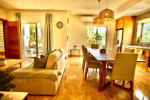 JardinesDelMontSerrat-LasTerrenas-NearBeach Cozy 2BR-3BDS-6PAX-WiFi in กาโนเซโก