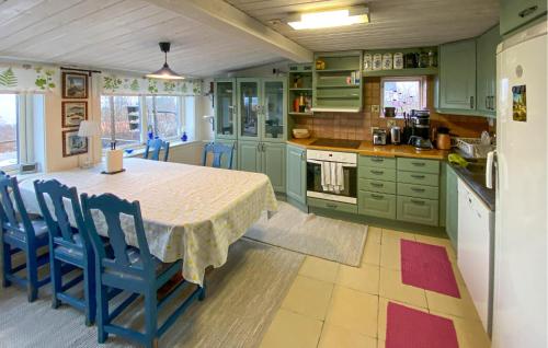 virtuve, 1 Bedroom Beautiful Home In Uddevalla in Mosshed
