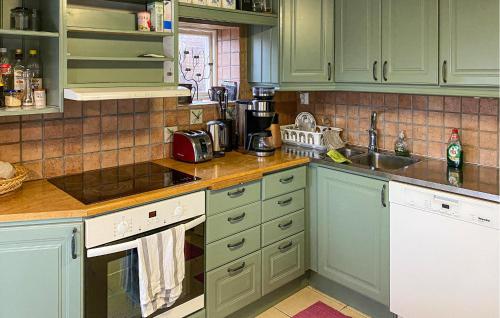 virtuve, 1 Bedroom Beautiful Home In Uddevalla in Mosshed