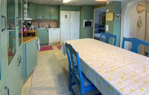 virtuve, 1 Bedroom Beautiful Home In Uddevalla in Mosshed