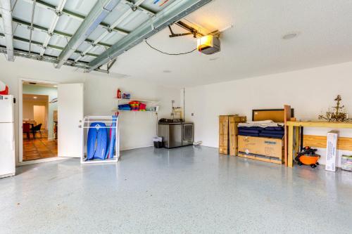 1 Mi to Shore Pet-Friendly Lake Worth Beach Home!