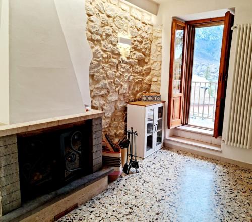 Authentic village townhouse with mountain views in 彭納皮耶迪蒙泰 