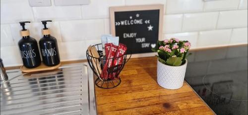 Stylish studio - private bathroom 15mins to Central London! - image 9
