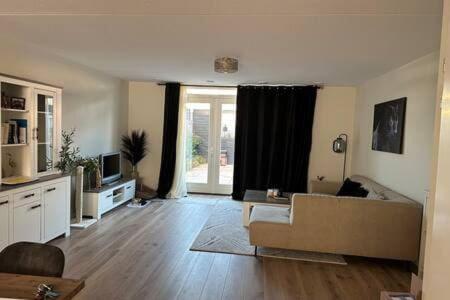 The green house in Spijk in สปิจเนนิซ