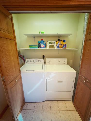 Overlook Poolside Getaway With Seasonal Pool Overlook Poolside Getaway With Seasonal Pool