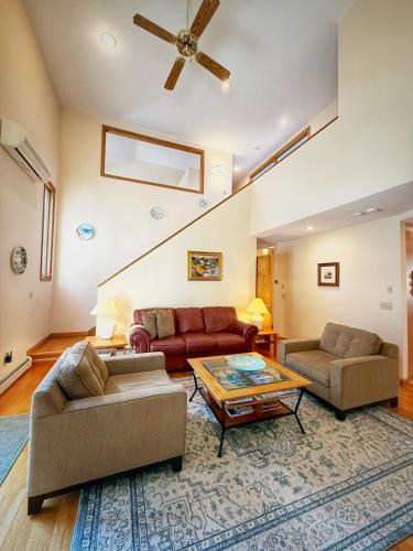 Overlook Poolside Getaway With Seasonal Pool Overlook Poolside Getaway With Seasonal Pool