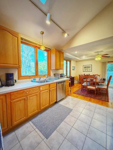 Overlook Poolside Getaway With Seasonal Pool Overlook Poolside Getaway With Seasonal Pool