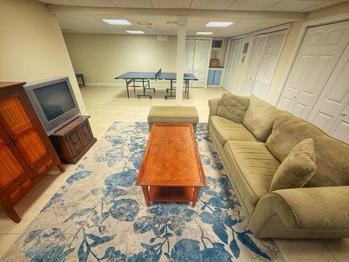 Overlook Poolside Getaway With Seasonal Pool Overlook Poolside Getaway With Seasonal Pool