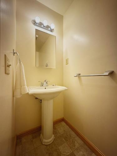 Overlook Poolside Getaway With Seasonal Pool Overlook Poolside Getaway With Seasonal Pool