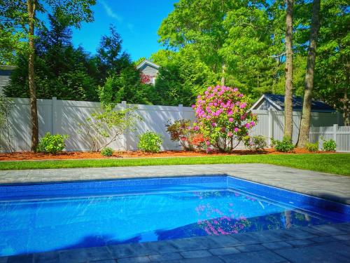 Overlook Poolside Getaway With Seasonal Pool Overlook Poolside Getaway With Seasonal Pool