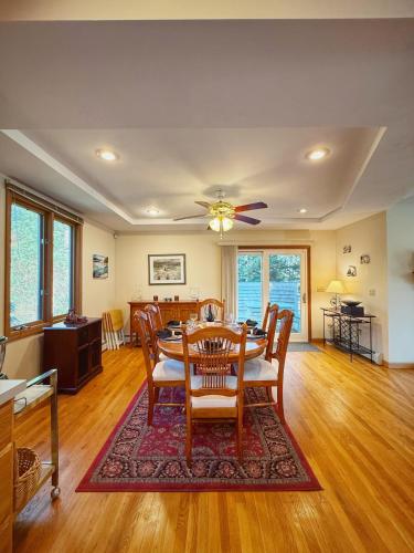 Overlook Poolside Getaway With Seasonal Pool Overlook Poolside Getaway With Seasonal Pool