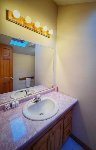 Overlook Poolside Getaway With Seasonal Pool Overlook Poolside Getaway With Seasonal Pool