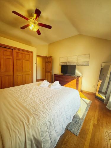 Overlook Poolside Getaway With Seasonal Pool Overlook Poolside Getaway With Seasonal Pool